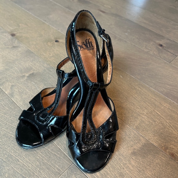 Sofft Black Patent Leather T Strap Open Toe Carlina High Heel Sandal Size 7M - Picture 3 of 13